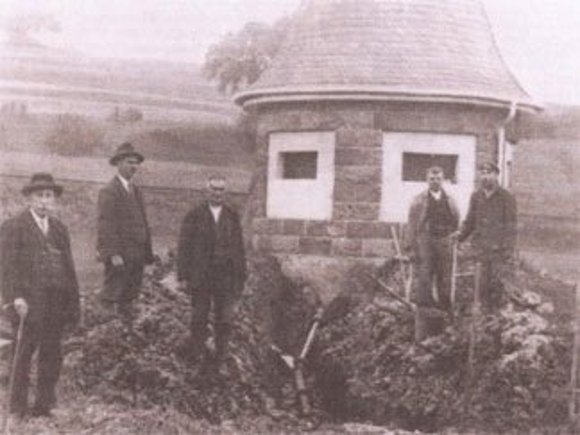 Wasserhäuschen Mainzlar 1913 .jpg